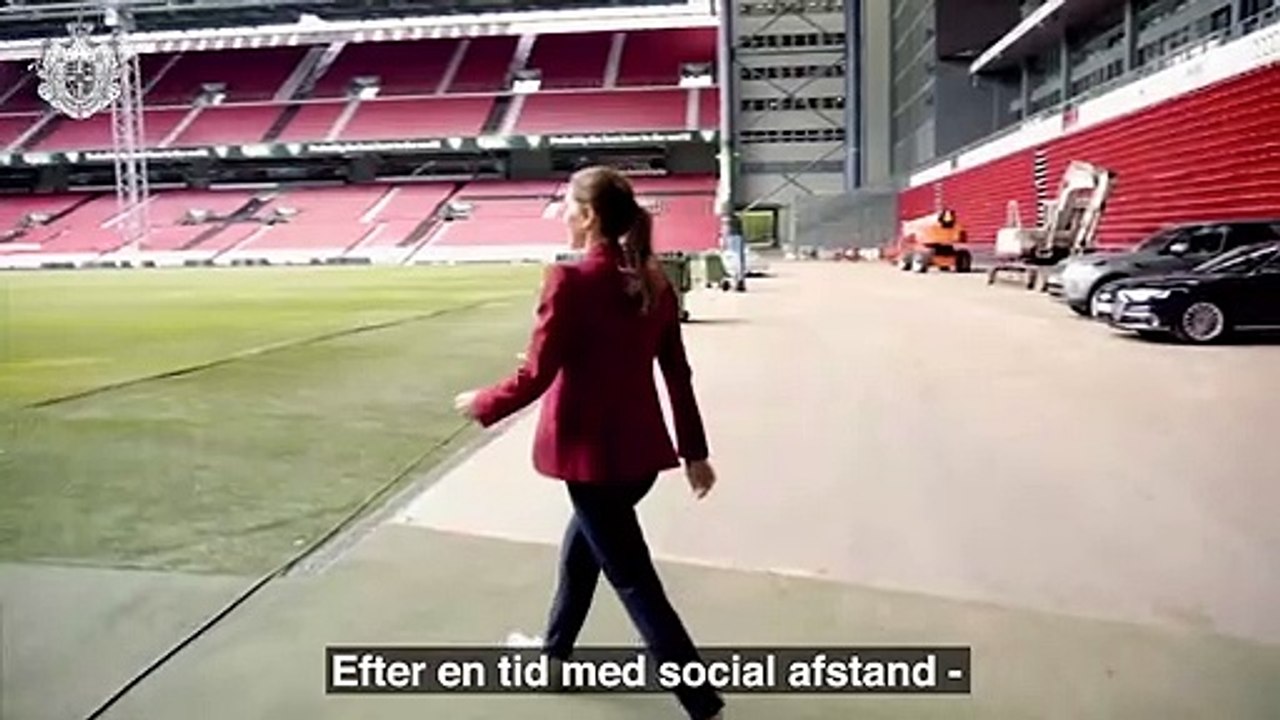 La princesa Mary de Dinamarca se anima a dar unos toques con el balón de fútbol