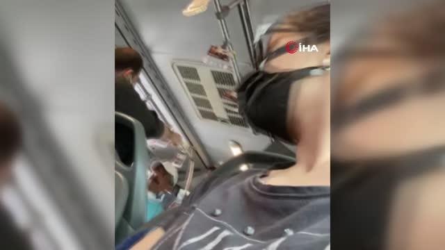 Metrobüste korku dolu anlar kamerada...Tekmeler yumruklar havada uçuştu