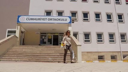 Yeliz öğretmenin fırçasıyla okullar renkleniyor