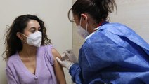 Randevu alan 100 kişiden yalnızca 25'inin korona aşısı olmaya gittiğini söyleyen Prof. Dr. Akın'dan uyarı: Rehavete kapılmayın