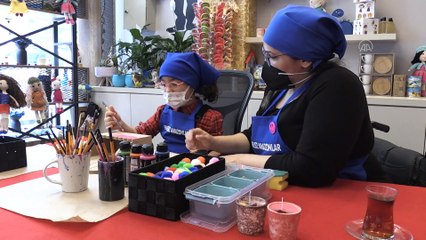 İSTANBUL - Atölyesinde kendisi gibi yürüme engelli çocukların dünyasını renklendiriyor