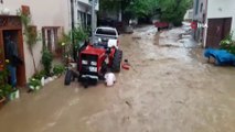 Gemlik ve Mudanya sele teslim oldu...Servis araçları sel sularında mahsur kaldı