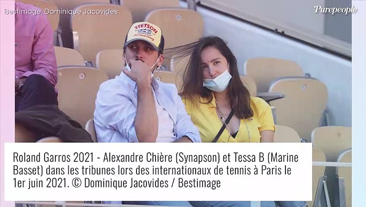 Jérémie Elkaïm très complice avec une jolie actrice à Roland Garros, les VIP attentifs