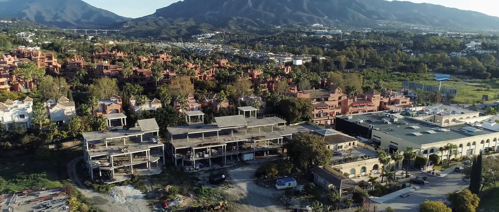 Tráiler de la película "Hombre muerto no sabe vivir", de Ezekiel Montes, con Antonio Dechent, Rubén Ochandiano, Elena Martínez y Jesús Castro