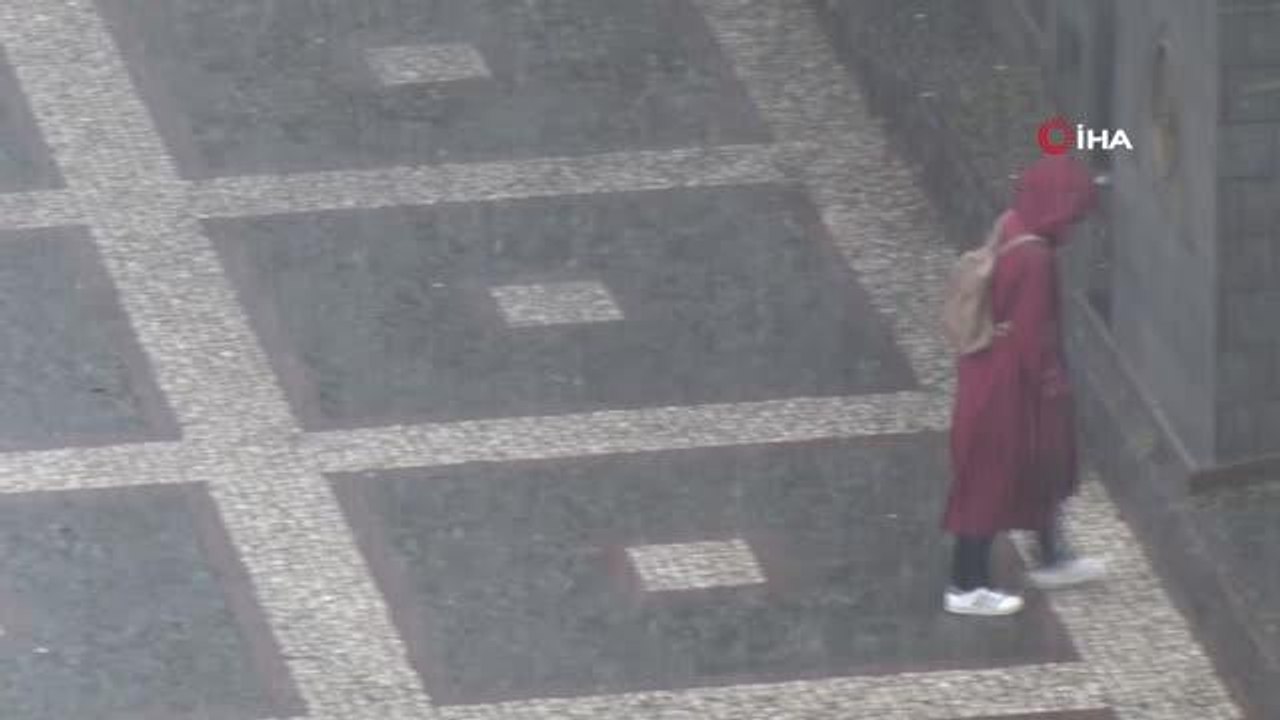 Samsun'da sağanak yağış...Caddeler göle döndü