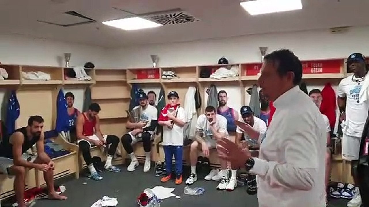 Ergin Ataman soyunma odası şampiyonluk konuşması: Size söyledim, biz Avrupa'daki en iyi takımız ve kupayı aldık