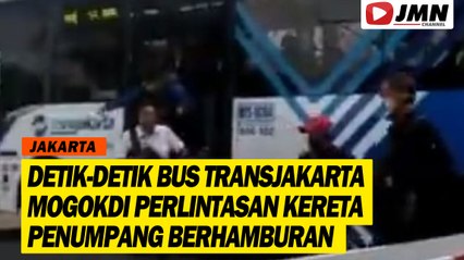 DETIK-DETIK BUS TRANSJAKARTA MOGOK DI PERLINTASAN KERETA, PENUMPANG BERHAMBURAN