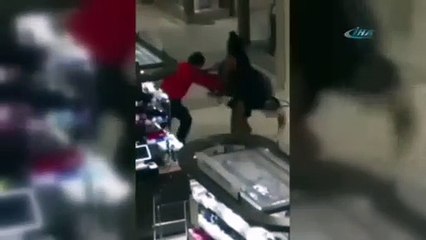 Siyahi kadını acımadan yumrukladı!