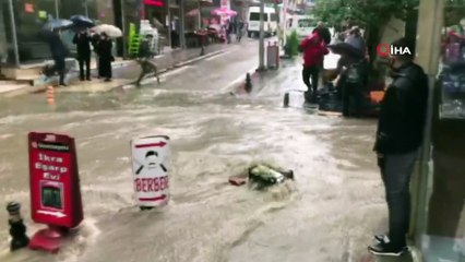 Samsun’da sağanak yağış...Caddeler göle döndü