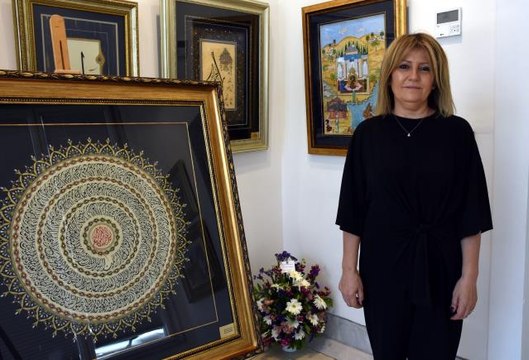 Hobi amacıyla başladığı tezhip ve minyatür sanatlarını gelecek kuşaklara aktarmaya çalışıyor