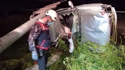 Otomobil devirdiği direğin altında ezildi, sürücü feci şekilde can verdi