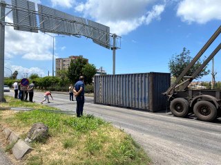 Hatay'da tırın açılan dorsesi yön levhalarına çarptı