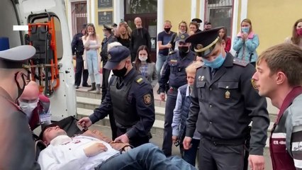 معارضٌ في بيلاروس يحاول الانتحار داخل قاعة المحكمة وزعيمة المعارضة تدعو لانتخابات مسبقة