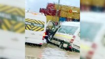 Gemlik ve Mudanya sele teslim oldu...Servis araçları sel sularında mahsur kaldı