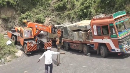 Dhimbam ghat road 12wheel lorry back wheelpipe cut road block today