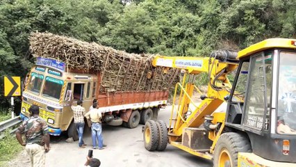 Dhimbam ghat road crain saves lorry big damage