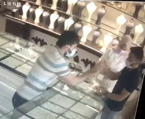 Kuyumcuda 40 bin lira değerinde altını eline aldı 'en ağırları bunlar mı' diye sorup altınlarla birlikte kaçtı