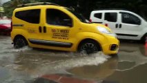 SAMSUN - Sağanak nedeniyle rögarlar taştı, trafikte aksamalar oldu (2)