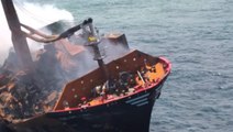 Sri Lanka'da günlerdir yanan konteyner gemisi batıyor