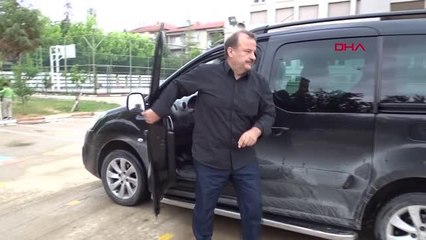 KÜTAHYA EMEKLİ KÜTÜPHANECİ, OKULLARI GEZEREK ÇOCUKLARA KİTAP HEDİYE EDİYOR