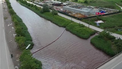 KOCAELİ'DE ATIK SU DERENİN RENGİNİ DEĞİŞTİRDİ