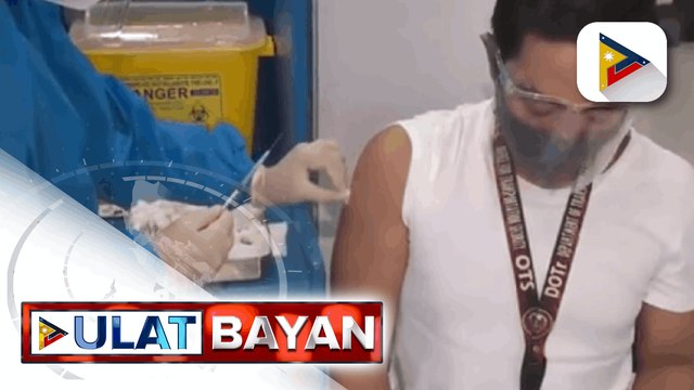 Pagbabakuna sa mga kawani ng DOTr sa one-stop-shop sa NAIA, sinimulan na; 1,500 kawani ng one stop shop for returning overseas Filipino, unang binakunahan gamit ang Sinovac vaccine
