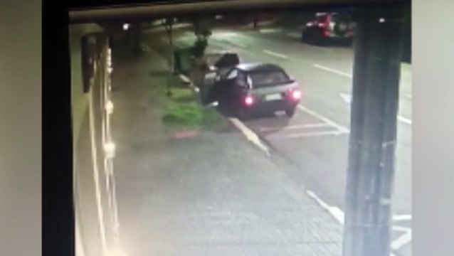Câmera de segurança registra furto de duas bicicletas no Bairro Maria Luiza