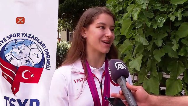 Dünya şampiyonu cimnastikçi Ayşe Begüm Onbaşı, altın madalyasını Türk kadınlarına armağan etti: