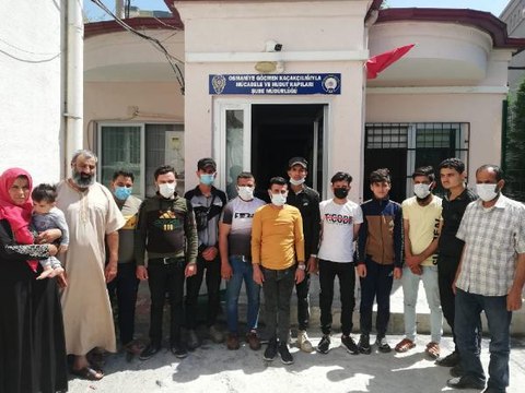 OSMANİYE'DE İKİ OTOBÜSTE 18 KAÇAK GÖÇMEN YAKALANDI