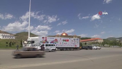 Türkiye'nin şehit çocukları için yolladığı "Hediye Karavanı" tırı Azerbaycan'ı dolaşıyorHediye Karavanı, Gedebey kentinde çocuklarla buluştu