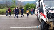 Covid-19 hastası taşıyan ambulans minibüs ile çarpıştı