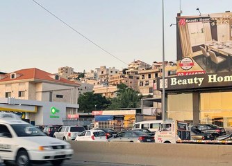 Ekonomik krizdeki Lübnan'da sürücüler, 10 litrelik benzin için uzun kuyruk çilesine katlanıyor