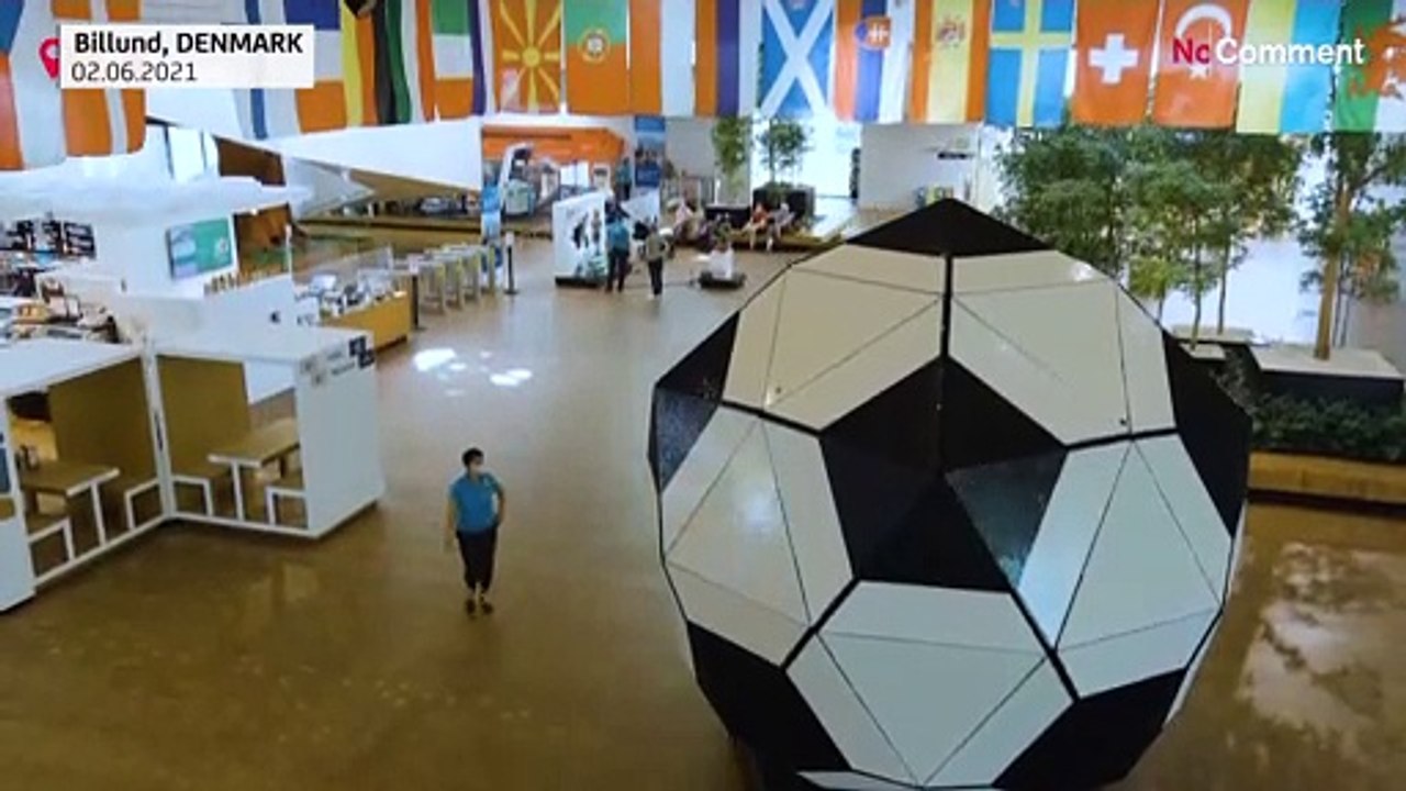 Ein Fußball, gebaut aus 173.600 Lego-Steinen