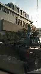 Trasladan paciente con un tanque de oxígeno en la parte trasera de una camioneta