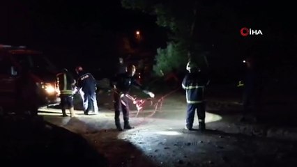 Çöken evin altında kalan keçi kurtarıldı