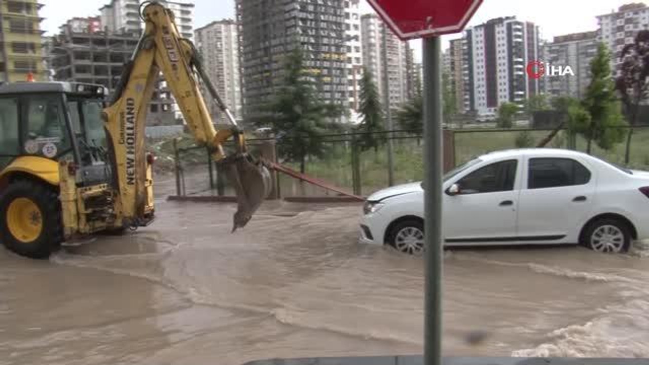 Kayseri'de sağanak yağış...Mahsur kalanlar iş makineleriyle kurtarıldı
