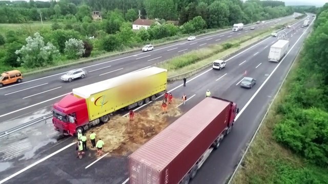 DÜZCE - Anadolu Otoyolu'nda kaza yaparak ters yöne geçen tır araçlara çarpmadan durdu