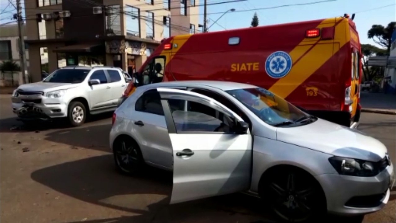Gestante fica ferida em colisão que envolveu dois veículos na Rua Padre Anchieta, no Bairro Parque São Paulo