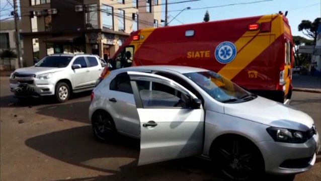 Gestante fica ferida em colisão que envolveu dois veículos na Rua Padre Anchieta, no Bairro Parque São Paulo