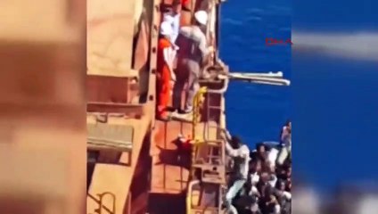 İtalyanlar ölüme terk etti, Türk kaptan kurtardı!