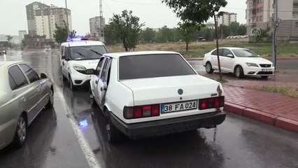 Polisin "dur" ihtarına uymayan şüpheli kovalamaca sonucu yakalandı