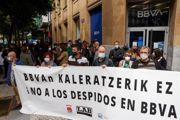Protesta en Bilbao contra los despidos del BBVA