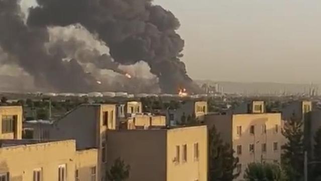 Tahran'da petrol rafinerinde büyük yangın! Kara dumanlar gökyüzünü kapladı