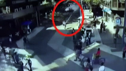 Bina kamyonetin üzerine yıkıldı