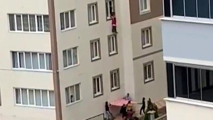 3'üncü kattaki evinin penceresinden düşerken son anda kurtarıldı; o anlar kamerada