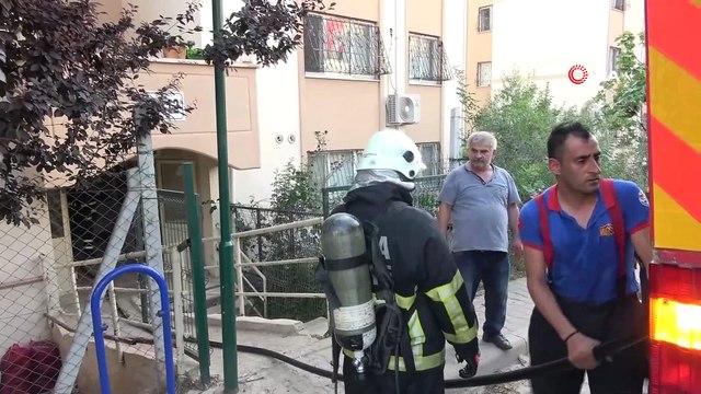 Apartman dairesinde yangın: 3 kişi dumandan etkilendi