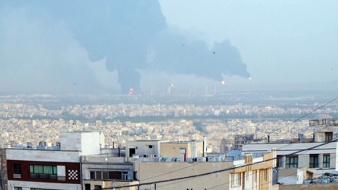 Explosion und Großbrand in Raffinerie in Teheran