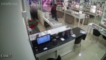 Assaltantes armados roubam relojoaria dentro de supermercado em Joinville