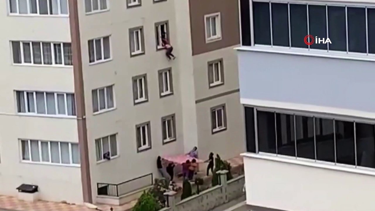 Ölümün kıyısından döndü...Pencereden aşağı sarkan şahıs düşmek üzereyken yakınları tarafından kurtarıldı