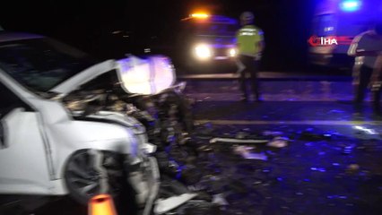 Otomobiller kafa kafaya çarpıştı: 4'ü ağır 6 yaralı